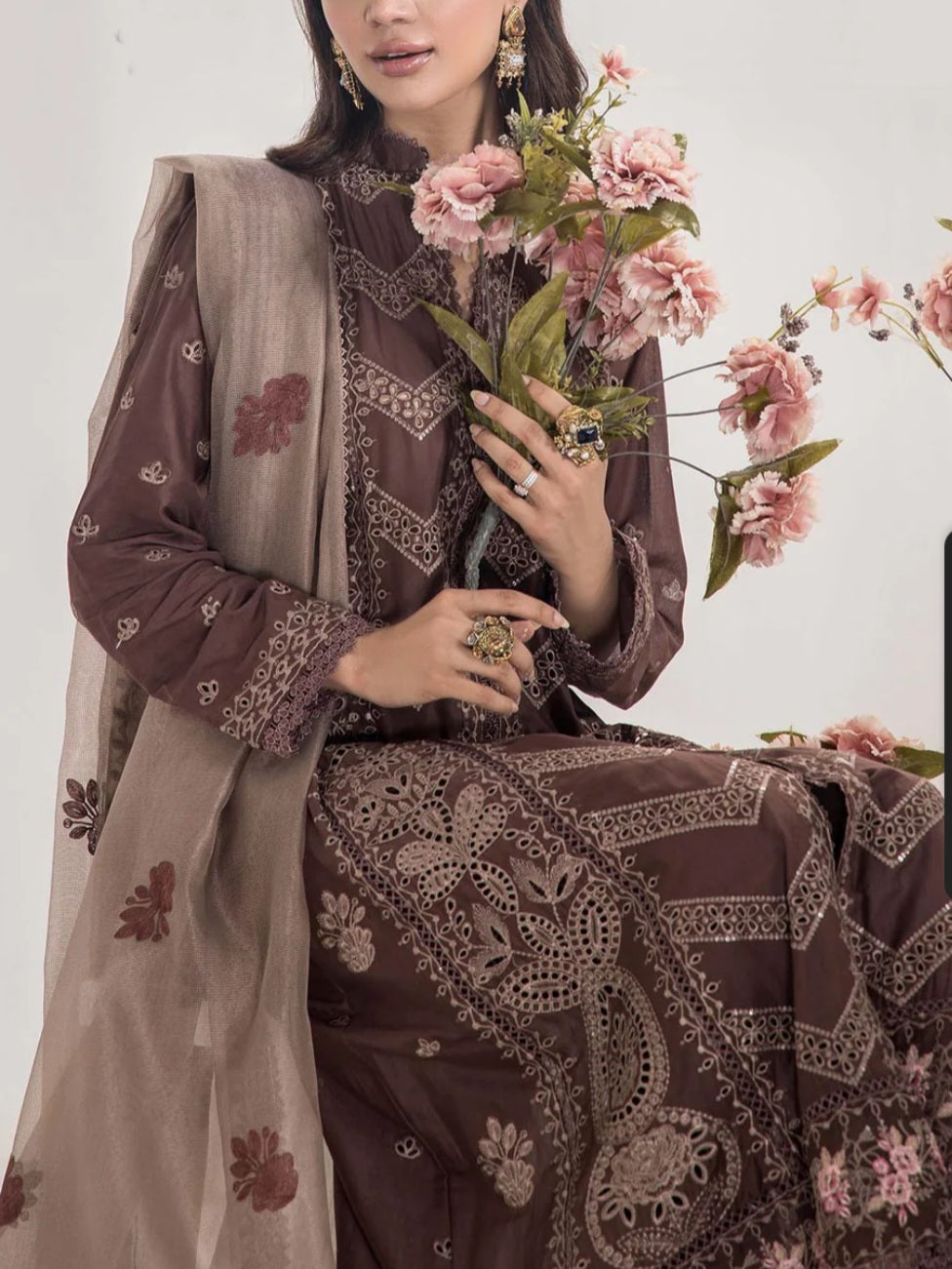 Pakistani traditional women's clothing