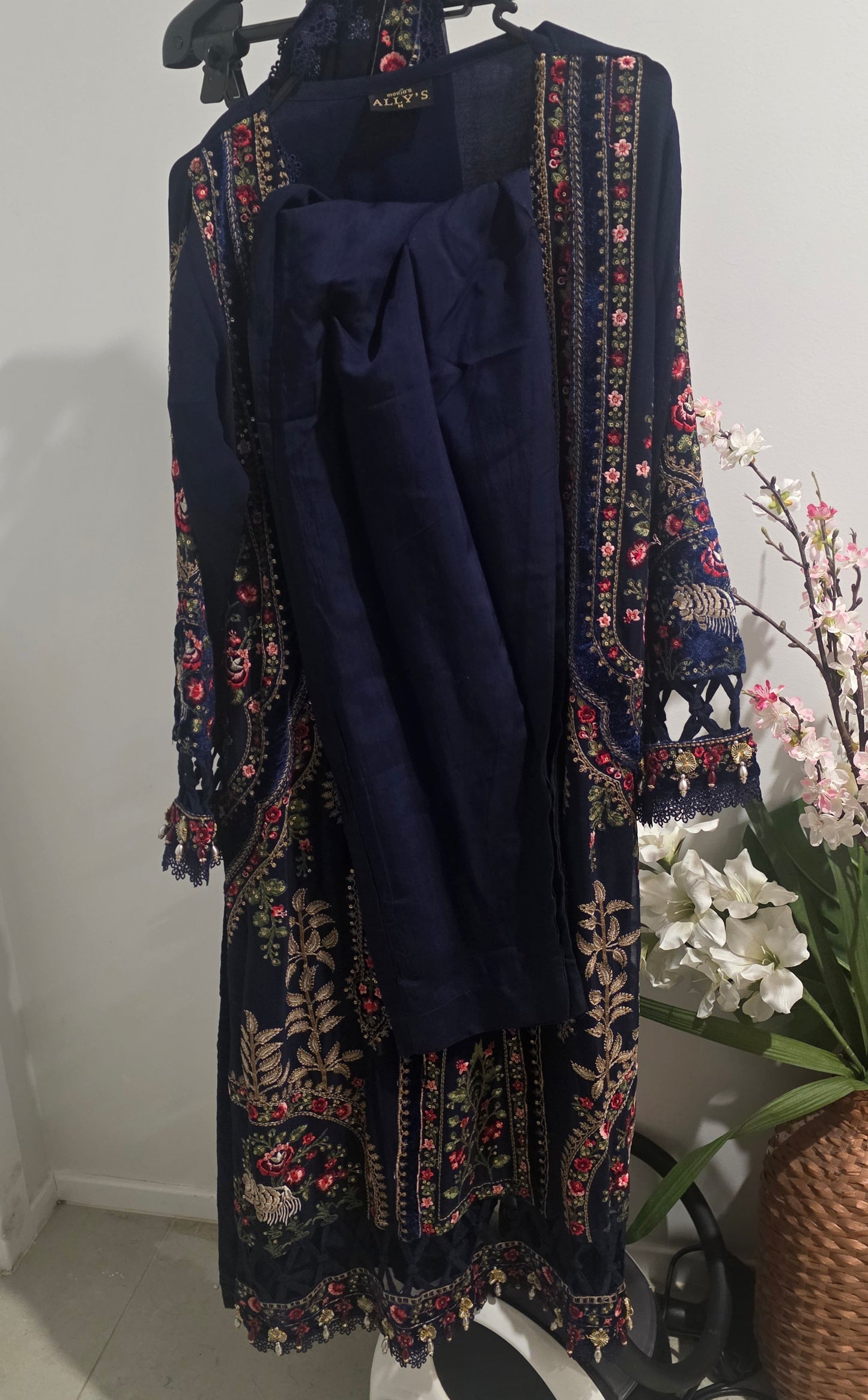 Pakistani/Indian traditional women clothng